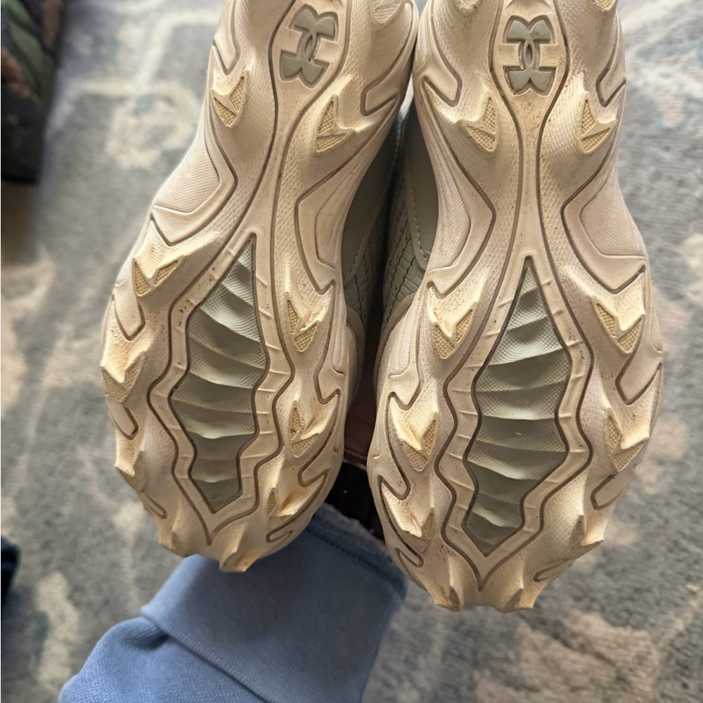 Under Armour Kids Gray and White Cleats - Picture 4 of 6